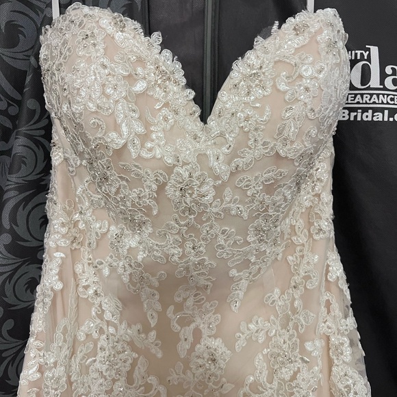 Wedding Dress - BRAND NEW - Picture 4 of 10